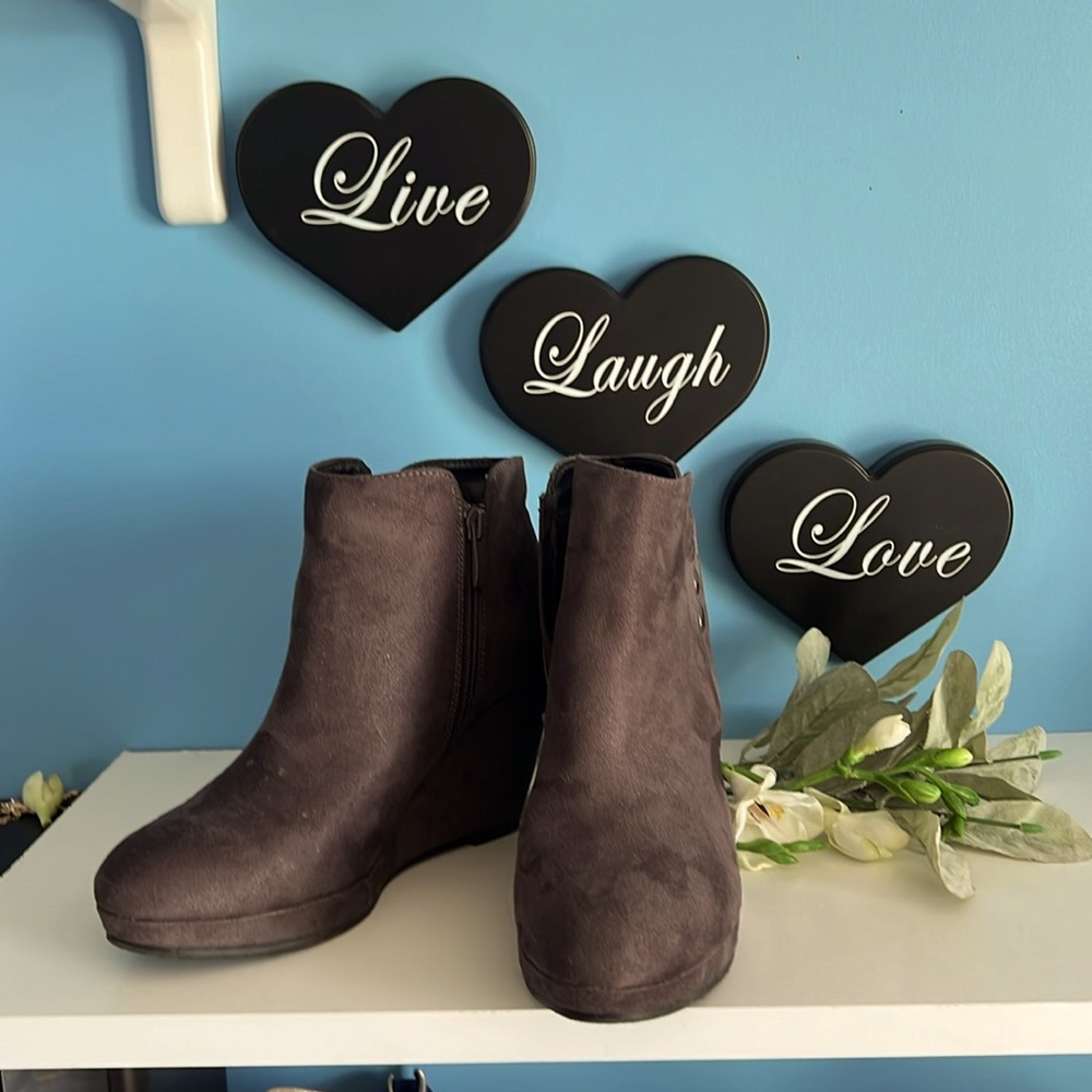 CL buy laundry, brand wedge side, zip booties size 7 1/2